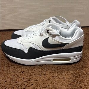 Nike Air Max, Women’s White and Black Shoes